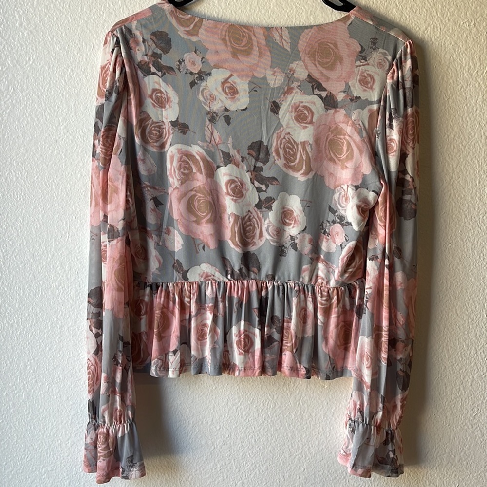 Francesca’s grey and pink floral blouse - Picture 2 of 5